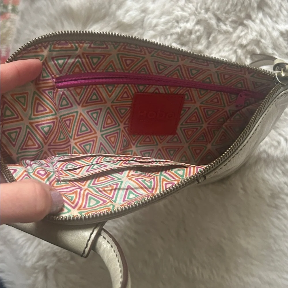 Hobo wristlet in light grey leather - Picture 3 of 8